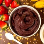 Tigela com açaí fresco mostrando os benefícios do açaí como superalimento amazônico rico em antioxidantes