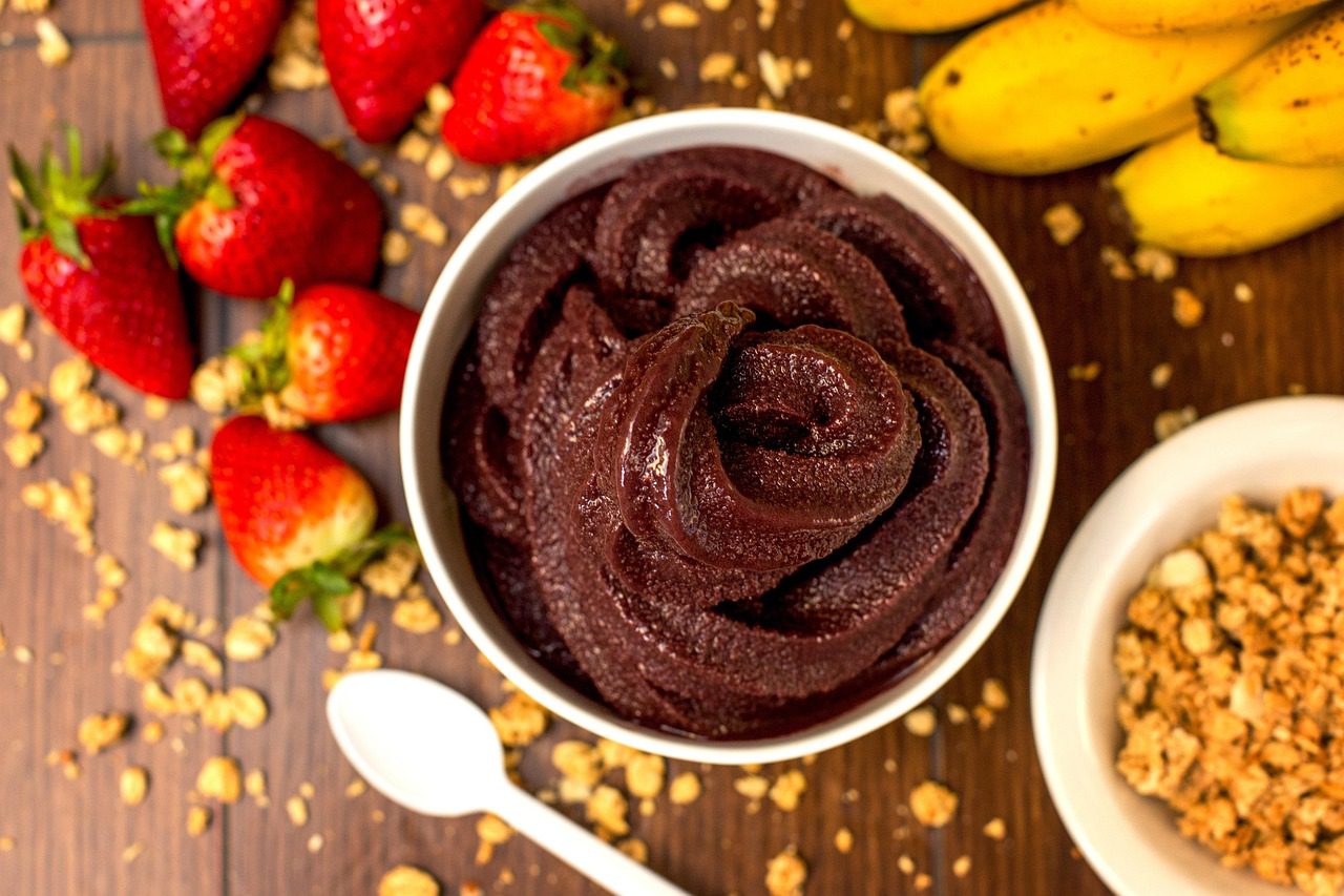 Tigela com açaí fresco mostrando os benefícios do açaí como superalimento amazônico rico em antioxidantes