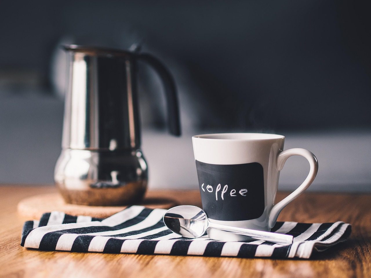 Xícara de café descafeinado em ambiente aconchegante