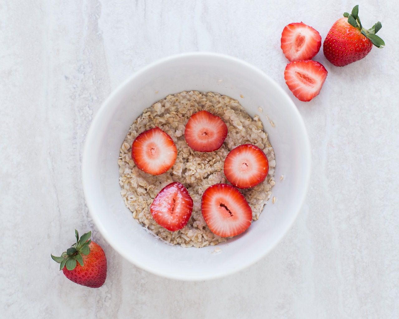 Receita de mingau de aveia saudável com frutas no café da manhã Receita de mingau de aveia saudável com frutas no café da manhã