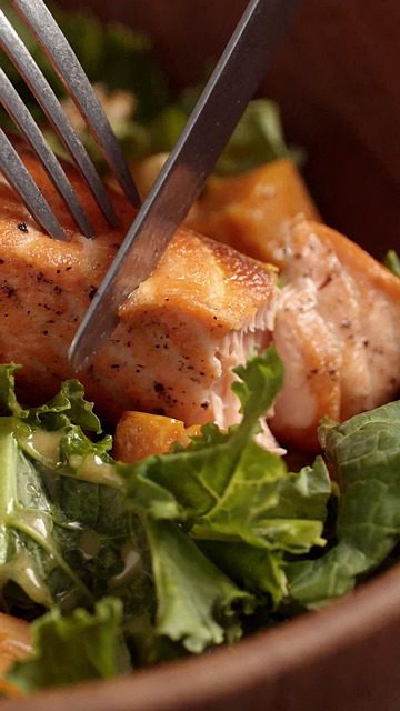 Download free HD stock image of Salmon Seafood Variedade de peixes frescos em mercado, diferentes tipos de carne branca rica em ômega-3"